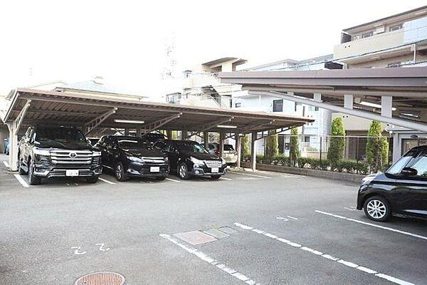 【駐車場】便利な平面、屋根付きの駐車場あり。