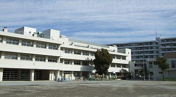 【周辺】横浜市立倉田小学校 徒歩12分。 950m
