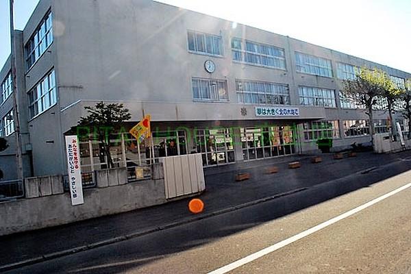 【周辺】札幌市立新琴似小学校 1296m