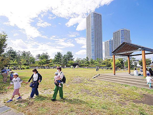 【周辺】二子玉川公園は広々としており、家族連れで楽しまます。園内にはカフェも併設されており、ゾーンによって大人もゆったり過ごせます。