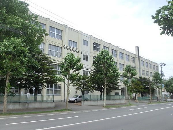 【周辺】札幌市立八条中学校 599m