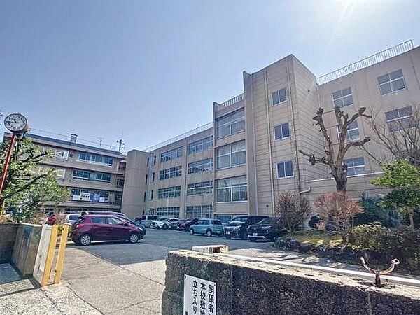 【周辺】中学校 金沢市立　兼六中学校 1735ｍ