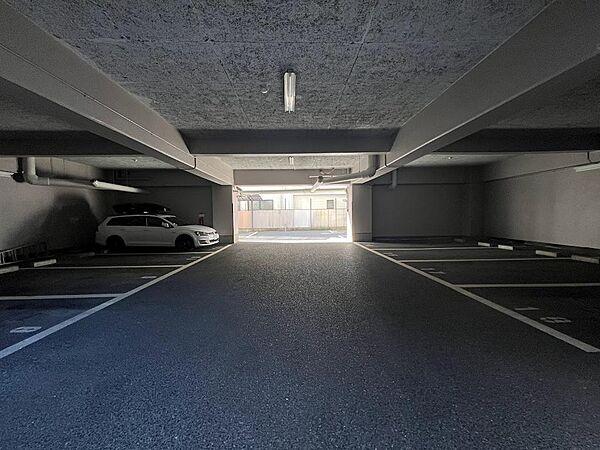 【駐車場】平面駐車場ございます。