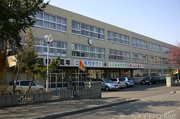 【周辺】札幌市立琴似小学校 778m