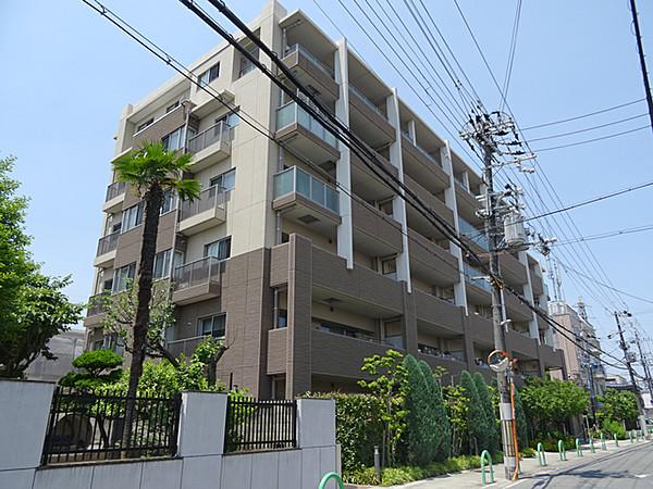 【外観】平成19年築、大阪府防犯モデルのマンションです。外観はタイル張りの高級感のある造りになっております。徒歩10分圏内に教育施設・生活施設が揃う利便性の高い立地です。