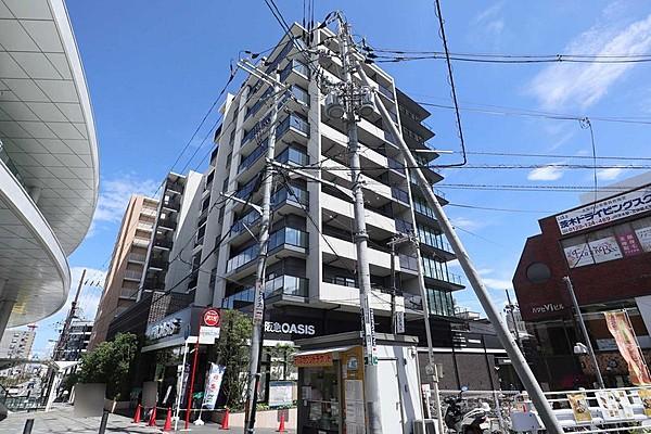 【外観】ジオ茨木西中条の外観（北西側から）。JR茨木駅徒歩1分、阪急オアシスが地下1階、1階に入る利便性の高いマンションです。