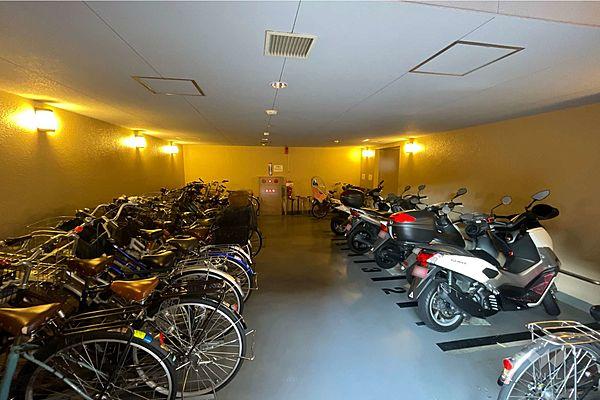 【駐車場】駐輪場・バイク置場。屋内スペースで雨にも濡れず安心です。総戸数の200％にあたる120台分のスペースがあります。