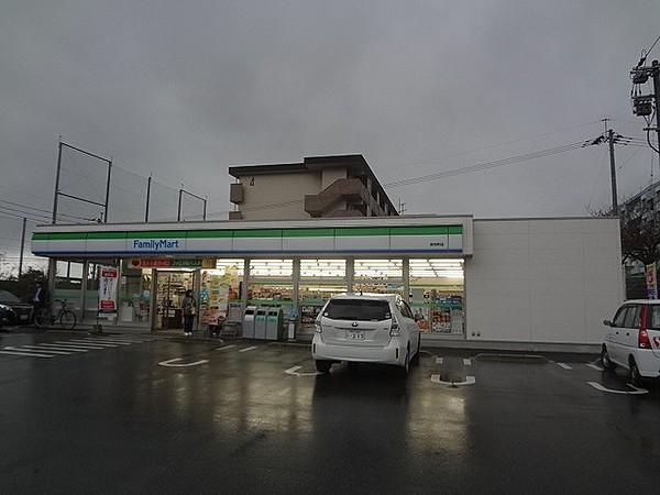 【周辺】ファミリーマート茶売町店（329m）