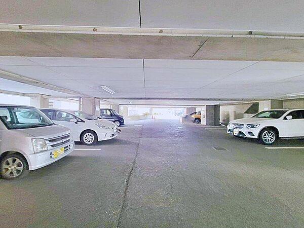【駐車場】敷地内駐車場1台付、B1階一番奥、高さ2200mmほどのため車種注意。