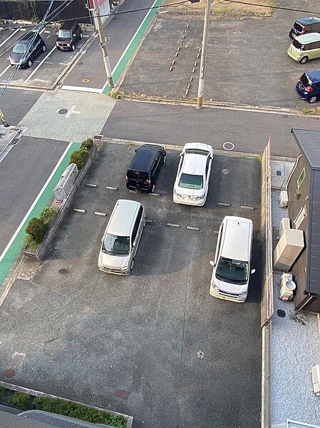 【駐車場】敷地内に分譲駐車場が2台分ありお車のお持ちの方へお勧めです。