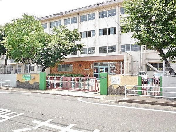 【周辺】北九州市立足立小学校（520m）