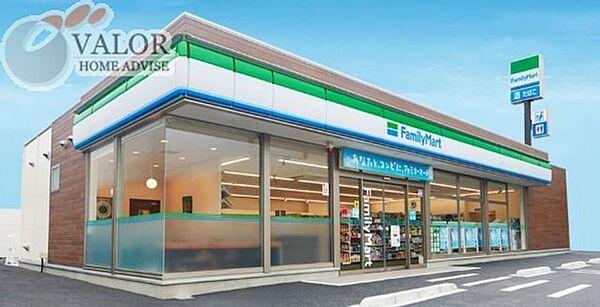 【周辺】ファミリーマート新横浜店 徒歩9分。 690m