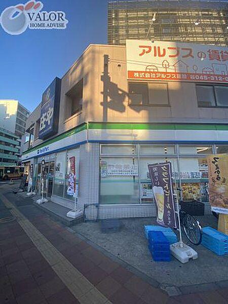【周辺】ファミリーマート横浜吉野町店 徒歩3分。 200m