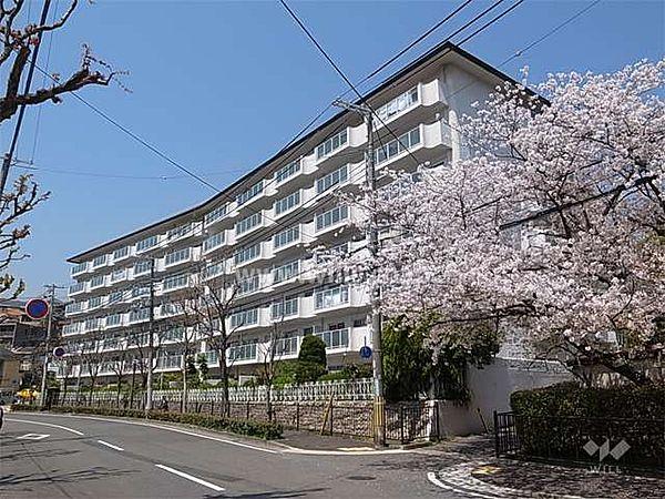 【外観】ローズハイツ芦屋の外観です。JR東海道本線「芦屋」駅から徒歩7分、総戸数145戸のマンションです。