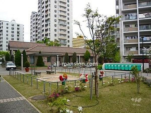 【周辺】マンションの敷地内には共用の公園があります。
