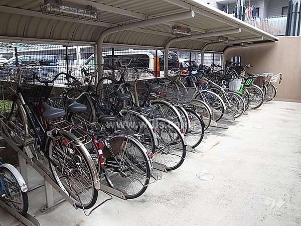【駐車場】駐輪場。ラック式のため、常に整頓された状態で、自転車の出し入れができます。