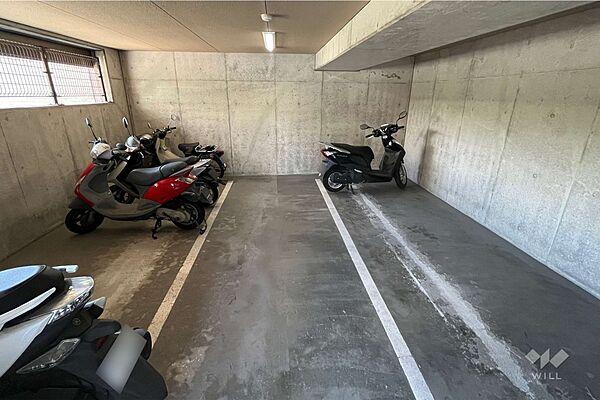 【駐車場】【バイク置き場】マンション敷地内のバイク置き場です。こちらも屋内にあり、きちんと整備されております。