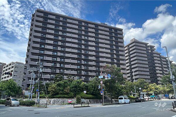 【外観】【外観】フォルム千里中央は、北大阪急行「千里中央」駅から徒歩6分の場所にある、大規模マンションです。