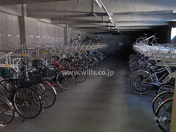 【駐車場】屋内ある駐輪場。屋内のため大切な自転車が雨風にさらされて傷む心配も少ないですね。