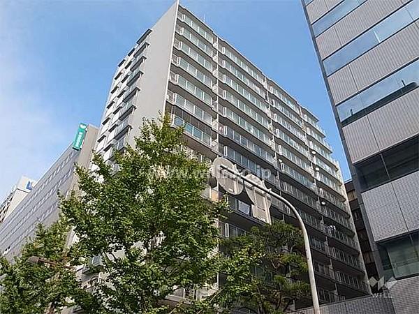 【外観】江坂駅から徒歩3分の好立地にある、全戸南向きのマンションです。