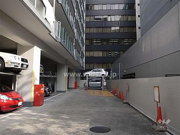【駐車場】敷地内駐車場(機械式)。新御堂筋の他、内環状線も近く、車での移動にも便利です。