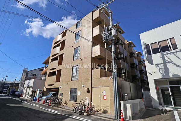 【外観】ライオンズマンション南方の外観（南東側から）『ライオンズマンション南方』は、大阪メトロ御堂筋線「西中島南方」駅から南西へ徒歩11分、『木川西1丁目』にある、総戸数47戸のマンションです。