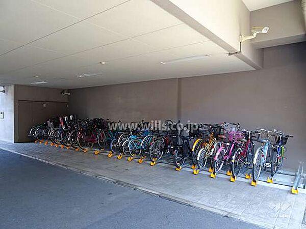 【駐車場】【駐輪場】江坂駅近辺にはスーパーなど商業施設も充実しており、かつ平坦な地勢の為、自転車での移動が便利です。