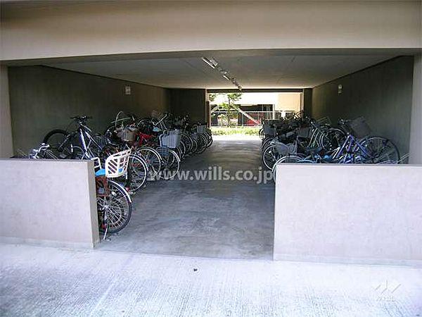 【駐車場】建物1階部分にある駐輪場。雨から大切な自転車を守ります。錆とかも発生しにくくなります。
