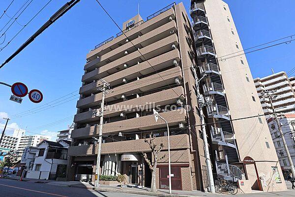 【外観】リーガル新大阪6の外観（南西側から）。大阪メトロ「新大阪」駅から北方向へ徒歩6分の立地です。
