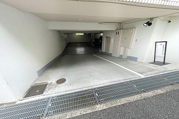 【駐車場】敷地内駐車場入り口［2023年6月16日撮影］当該住戸の区画は入って左側にあります。