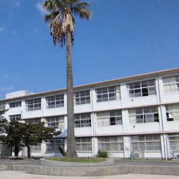 【周辺】北九州市立篠崎中学校（582m）