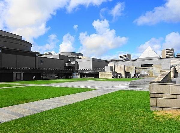 【周辺】水戸芸術館1990年3月22日に開館した茨城県水戸市にある美術館・コンサートホール・劇場からなる現代芸術の複合施設である。 徒歩 約4分（約283m）