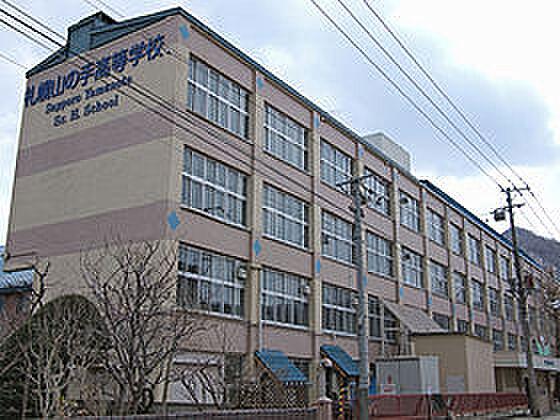 【周辺】高校「私立札幌山の手高校まで1310m」