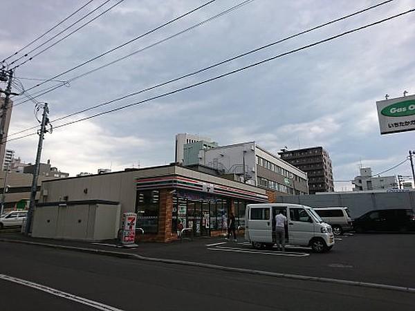 【周辺】コンビニエンスストアセブンイレブン・札幌南8西6店まで173ｍ