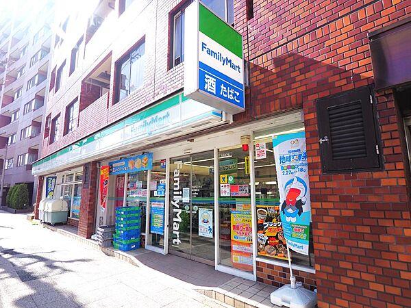 【周辺】ファミリーマート 横浜楠町店まで約60ｍ（徒歩1分）