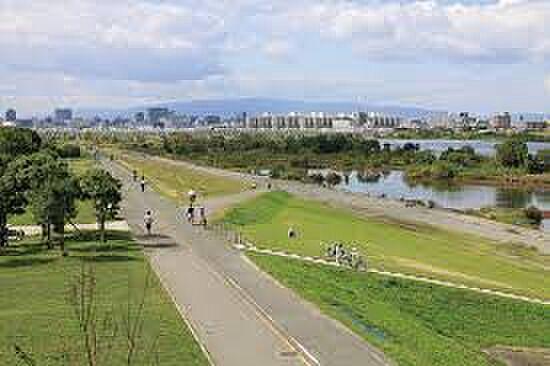 【周辺】淀川河川公園まで徒歩約１１分、散歩やジョギングにも便利です。