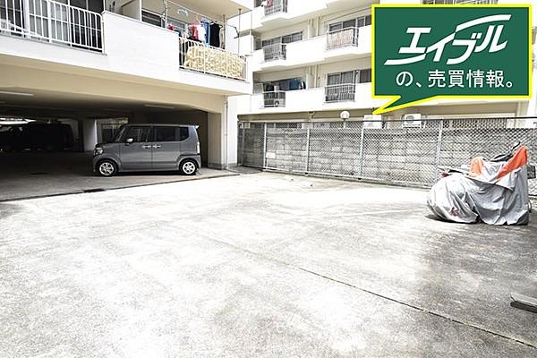 【駐車場】屋根の下と屋外に駐車スペースがあります。