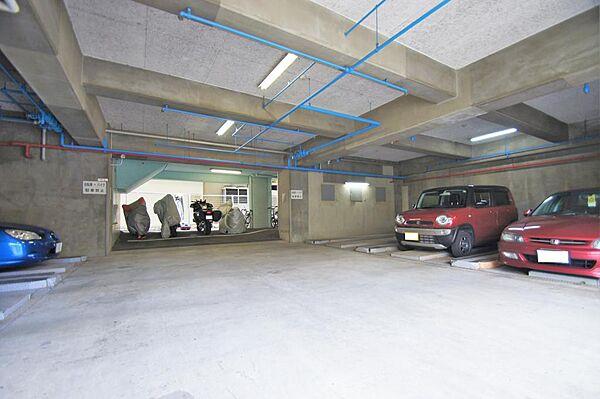 【駐車場】マンション1階部分が駐車場になっております。