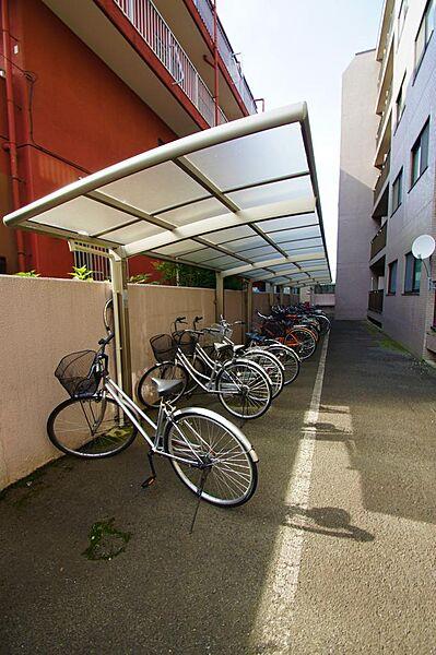 【駐車場】駐輪場は屋根付きです。大事な自転車が雨に濡れずに済みますね。