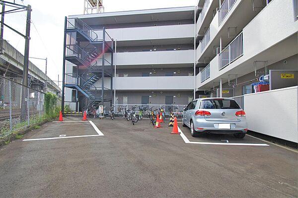 【駐車場】駐車場は平置きタイプです。空車状況は要確認です。