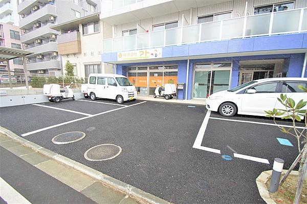 【駐車場】マンション前面に平置き駐車場があります。