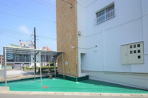 【駐車場】敷地内駐輪場。屋根付きです。