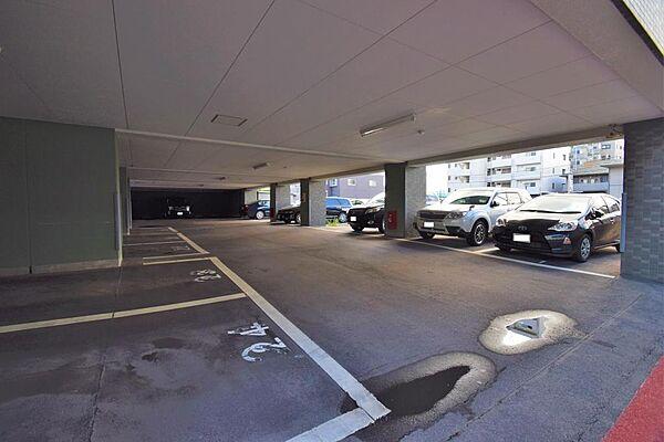【駐車場】マンション１階が駐車場になっております。