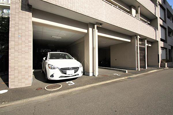 【駐車場】敷地内駐車場、平置きになります。空き状況要確認。