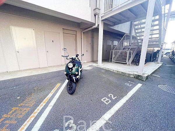 【駐車場】敷地内にバイク置場があるので、お出かけもスムーズです。