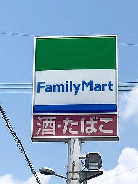 【周辺】コンビニ ファミリーマート北名古屋清水店 240m