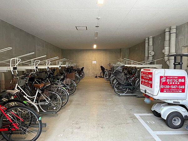 【駐車場】◆駐輪場◆　駐輪場には屋根がございますので、雨の日でも安心です。　歩いて行くには少し距離がある施設でも、自転車があると便利です◎　