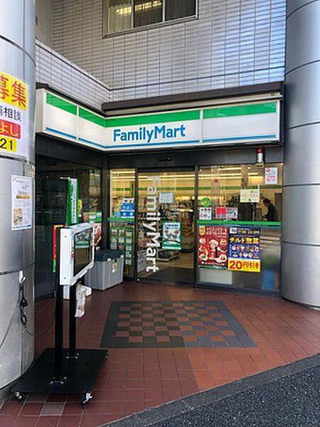 【周辺】ファミリーマート 中野本町六丁目店（64m）