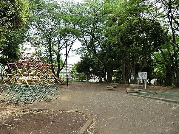 【周辺】宮崎第一公園 徒歩5分。公園には大きなグラウンドがあります。また、宮崎こども文化センターと隣接しており、敷地はとても広いです。お子様と一緒に遊ぶのにも良いですね。 390m