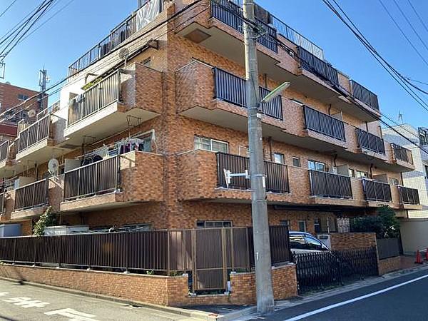 【外観】■　外観　■ ヴィンテージマンションならではの赤茶のタイル張りの外観が可愛い！駒沢という雰囲気のある住宅街に溶け込む色合い。総戸数17戸のマンションです。